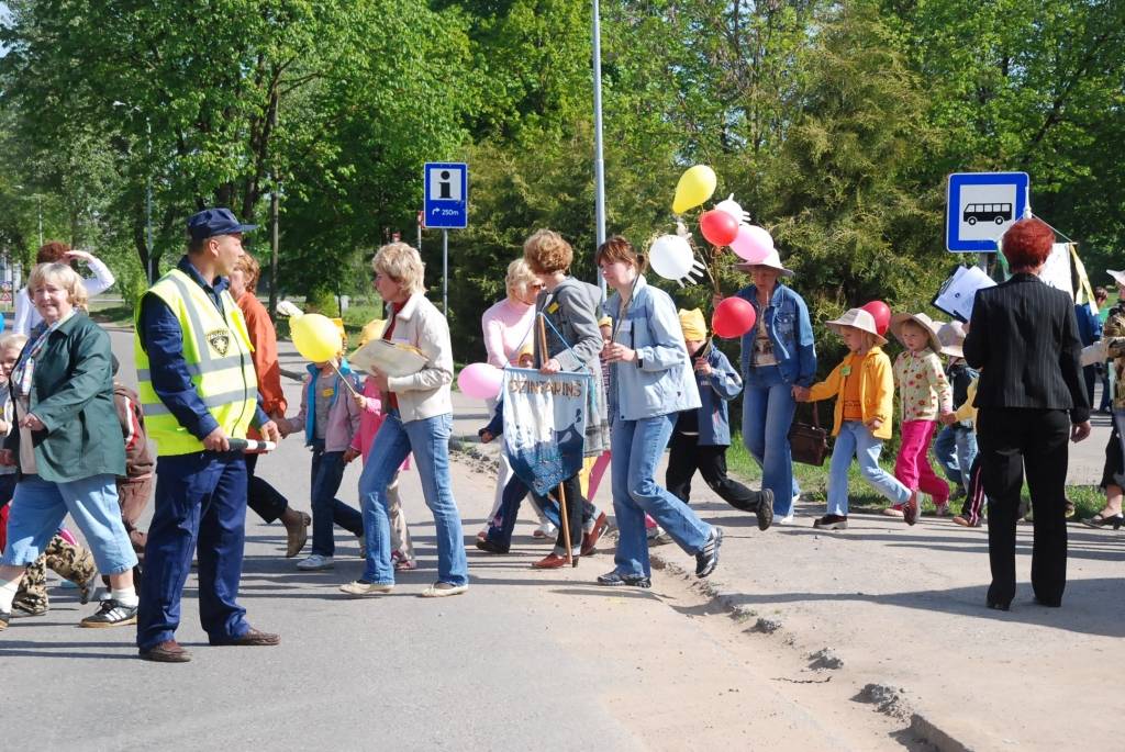 Ap divsimt dalībnieku no desmit pašvaldībām šodien, 21. maijā, pulcēja ikgadējais Liepājas rajona pasākums “Paliec sveiks, bērnudārzs!”, kas šogad notika Priekulē. 

Sporta hallē bērni piedalījās dažādās sporta atrakcijās, un arī...
Autors: Ilze Vainovska