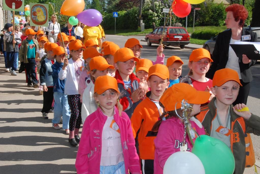 Ap divsimt dalībnieku no desmit pašvaldībām šodien, 21. maijā, pulcēja ikgadējais Liepājas rajona pasākums “Paliec sveiks, bērnudārzs!”, kas šogad notika Priekulē. 

Sporta hallē bērni piedalījās dažādās sporta atrakcijās, un arī...
Autors: Ilze Vainovska