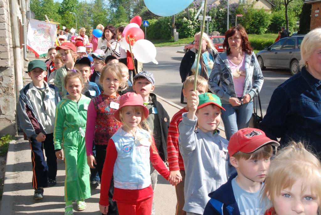 Ap divsimt dalībnieku no desmit pašvaldībām šodien, 21. maijā, pulcēja ikgadējais Liepājas rajona pasākums “Paliec sveiks, bērnudārzs!”, kas šogad notika Priekulē. 

Sporta hallē bērni piedalījās dažādās sporta atrakcijās, un arī...
Autors: Ilze Vainovska