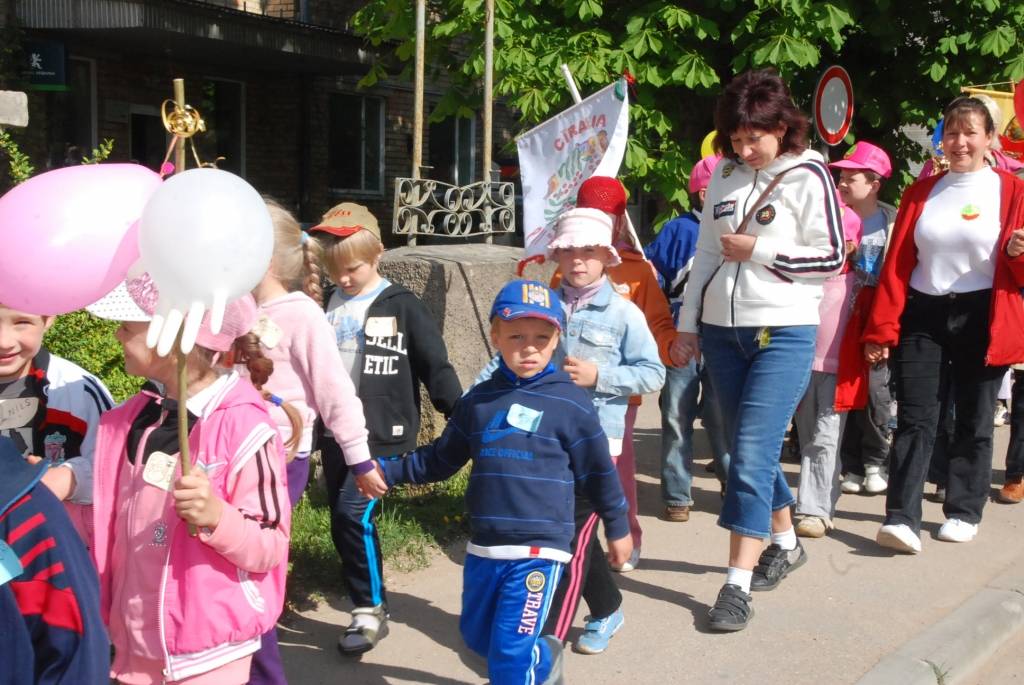 Ap divsimt dalībnieku no desmit pašvaldībām šodien, 21. maijā, pulcēja ikgadējais Liepājas rajona pasākums “Paliec sveiks, bērnudārzs!”, kas šogad notika Priekulē. 

Sporta hallē bērni piedalījās dažādās sporta atrakcijās, un arī...
Autors: Ilze Vainovska