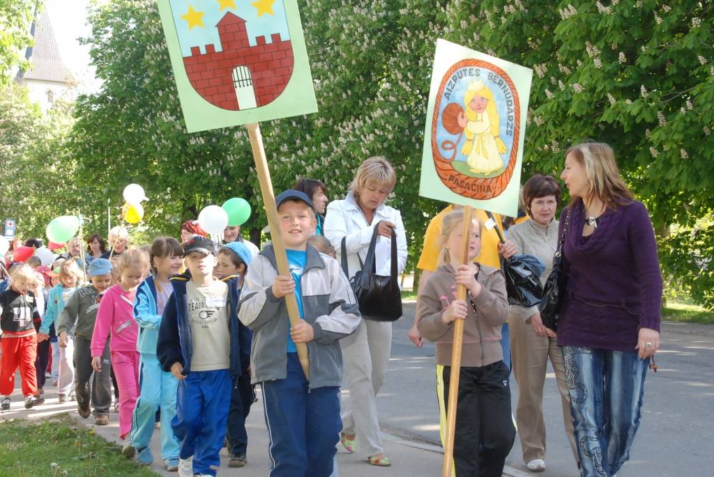 Ap divsimt dalībnieku no desmit pašvaldībām šodien, 21. maijā, pulcēja ikgadējais Liepājas rajona pasākums “Paliec sveiks, bērnudārzs!”, kas šogad notika Priekulē. 

Sporta hallē bērni piedalījās dažādās sporta atrakcijās, un arī...
Autors: Ilze Vainovska