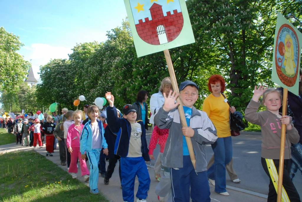 Ap divsimt dalībnieku no desmit pašvaldībām šodien, 21. maijā, pulcēja ikgadējais Liepājas rajona pasākums “Paliec sveiks, bērnudārzs!”, kas šogad notika Priekulē. 

Sporta hallē bērni piedalījās dažādās sporta atrakcijās, un arī...
Autors: Ilze Vainovska