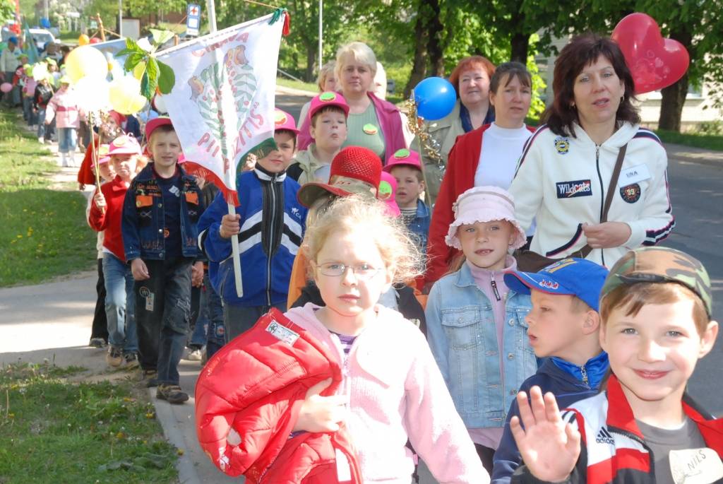 Ap divsimt dalībnieku no desmit pašvaldībām šodien, 21. maijā, pulcēja ikgadējais Liepājas rajona pasākums “Paliec sveiks, bērnudārzs!”, kas šogad notika Priekulē. 

Sporta hallē bērni piedalījās dažādās sporta atrakcijās, un arī...
Autors: Ilze Vainovska