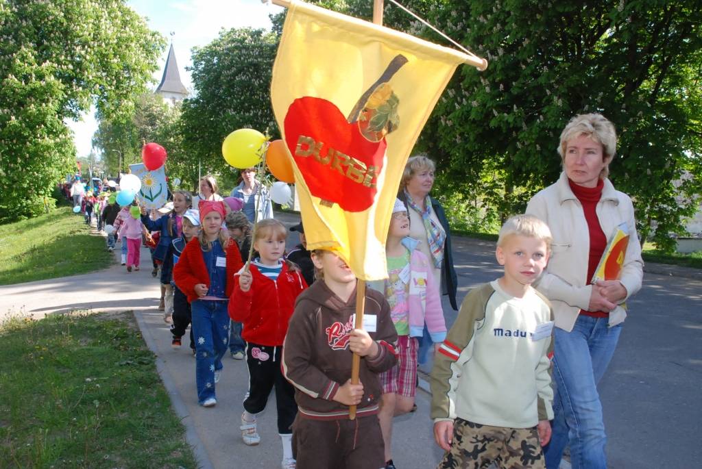 Ap divsimt dalībnieku no desmit pašvaldībām šodien, 21. maijā, pulcēja ikgadējais Liepājas rajona pasākums “Paliec sveiks, bērnudārzs!”, kas šogad notika Priekulē. 

Sporta hallē bērni piedalījās dažādās sporta atrakcijās, un arī...
Autors: Ilze Vainovska