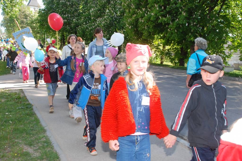 Ap divsimt dalībnieku no desmit pašvaldībām šodien, 21. maijā, pulcēja ikgadējais Liepājas rajona pasākums “Paliec sveiks, bērnudārzs!”, kas šogad notika Priekulē. 

Sporta hallē bērni piedalījās dažādās sporta atrakcijās, un arī...
Autors: Ilze Vainovska