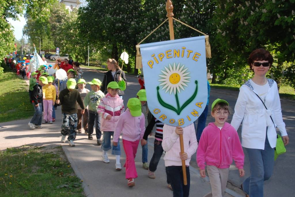 Ap divsimt dalībnieku no desmit pašvaldībām šodien, 21. maijā, pulcēja ikgadējais Liepājas rajona pasākums “Paliec sveiks, bērnudārzs!”, kas šogad notika Priekulē. 

Sporta hallē bērni piedalījās dažādās sporta atrakcijās, un arī...
Autors: Ilze Vainovska