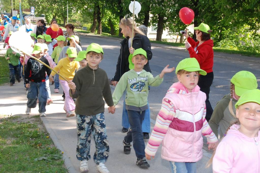 Ap divsimt dalībnieku no desmit pašvaldībām šodien, 21. maijā, pulcēja ikgadējais Liepājas rajona pasākums “Paliec sveiks, bērnudārzs!”, kas šogad notika Priekulē. 

Sporta hallē bērni piedalījās dažādās sporta atrakcijās, un arī...
Autors: Ilze Vainovska