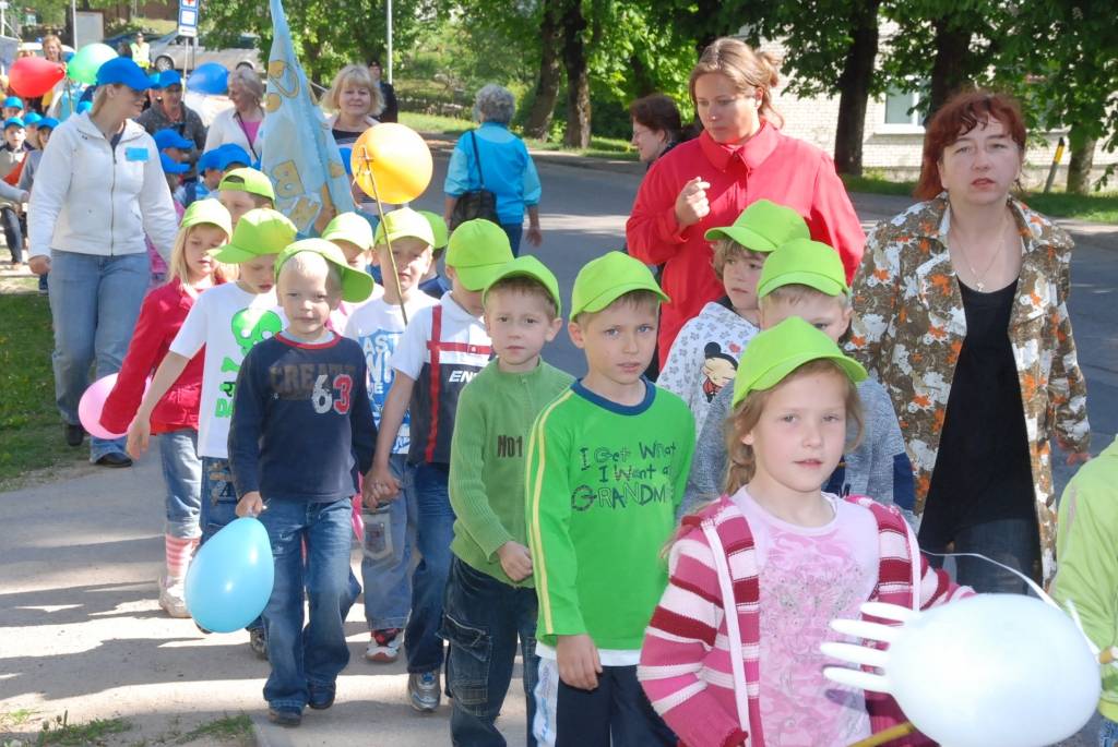 Ap divsimt dalībnieku no desmit pašvaldībām šodien, 21. maijā, pulcēja ikgadējais Liepājas rajona pasākums “Paliec sveiks, bērnudārzs!”, kas šogad notika Priekulē. 

Sporta hallē bērni piedalījās dažādās sporta atrakcijās, un arī...
Autors: Ilze Vainovska