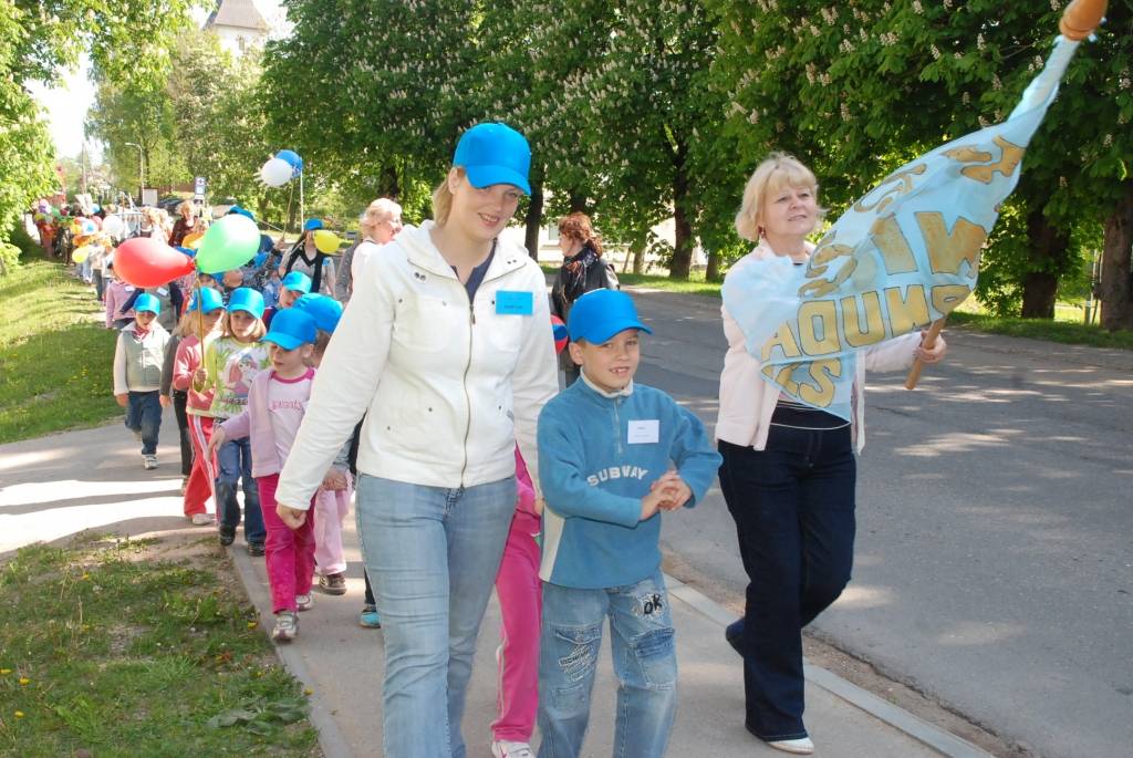 Ap divsimt dalībnieku no desmit pašvaldībām šodien, 21. maijā, pulcēja ikgadējais Liepājas rajona pasākums “Paliec sveiks, bērnudārzs!”, kas šogad notika Priekulē. 

Sporta hallē bērni piedalījās dažādās sporta atrakcijās, un arī...
Autors: Ilze Vainovska