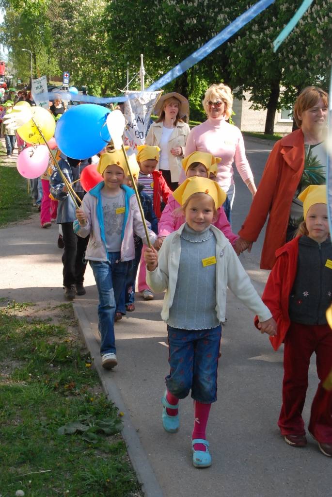Ap divsimt dalībnieku no desmit pašvaldībām šodien, 21. maijā, pulcēja ikgadējais Liepājas rajona pasākums “Paliec sveiks, bērnudārzs!”, kas šogad notika Priekulē. 

Sporta hallē bērni piedalījās dažādās sporta atrakcijās, un arī...
Autors: Ilze Vainovska