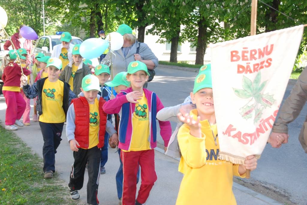 Ap divsimt dalībnieku no desmit pašvaldībām šodien, 21. maijā, pulcēja ikgadējais Liepājas rajona pasākums “Paliec sveiks, bērnudārzs!”, kas šogad notika Priekulē. 

Sporta hallē bērni piedalījās dažādās sporta atrakcijās, un arī...
Autors: Ilze Vainovska