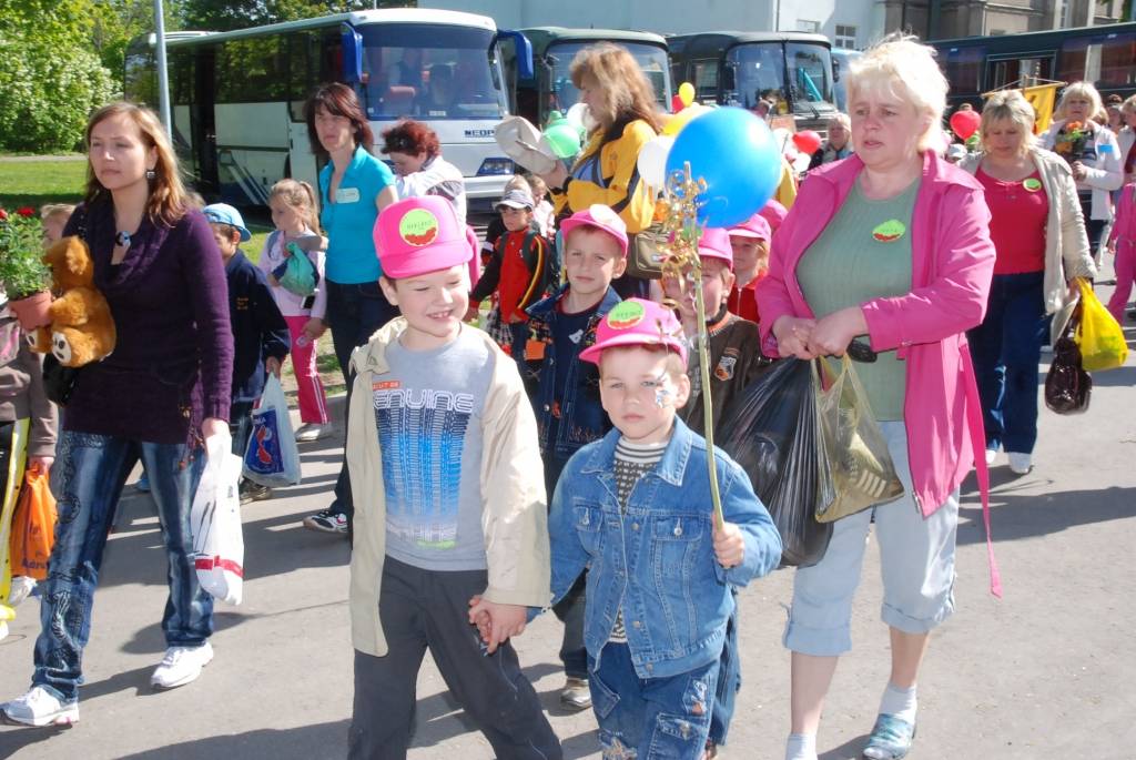 Ap divsimt dalībnieku no desmit pašvaldībām šodien, 21. maijā, pulcēja ikgadējais Liepājas rajona pasākums “Paliec sveiks, bērnudārzs!”, kas šogad notika Priekulē. 

Sporta hallē bērni piedalījās dažādās sporta atrakcijās, un arī...
Autors: Ilze Vainovska