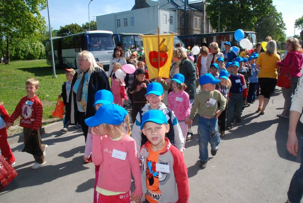 Ap divsimt dalībnieku no desmit pašvaldībām šodien, 21. maijā, pulcēja ikgadējais Liepājas rajona pasākums “Paliec sveiks, bērnudārzs!”, kas šogad notika Priekulē. 

Sporta hallē bērni piedalījās dažādās sporta atrakcijās, un arī...
Autors: Ilze Vainovska