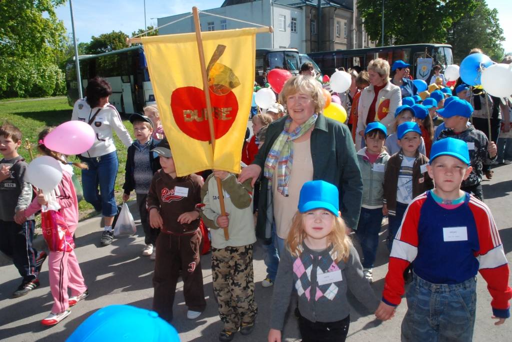 Ap divsimt dalībnieku no desmit pašvaldībām šodien, 21. maijā, pulcēja ikgadējais Liepājas rajona pasākums “Paliec sveiks, bērnudārzs!”, kas šogad notika Priekulē. 

Sporta hallē bērni piedalījās dažādās sporta atrakcijās, un arī...
Autors: Ilze Vainovska