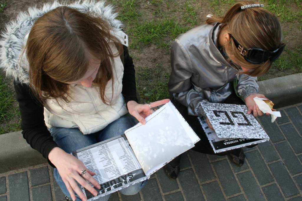 Šodien, 21. maijā, Draudzīgā aicinājuma Liepājas pilsētas 5. vidusskolas pagalmā notika skolas "Gada Grāmatas 2009" atvēršanas svētki. Skolēni saņēma savu grāmatu, ēda kliņģeri, par muzikālo noformējumu gādāja diskžokejs. 
Autors: Uldis Dobelis