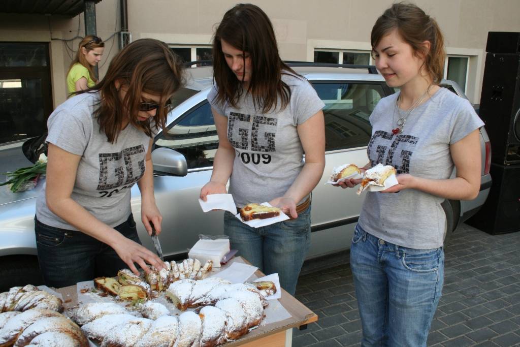 Šodien, 21. maijā, Draudzīgā aicinājuma Liepājas pilsētas 5. vidusskolas pagalmā notika skolas "Gada Grāmatas 2009" atvēršanas svētki. Skolēni saņēma savu grāmatu, ēda kliņģeri, par muzikālo noformējumu gādāja diskžokejs. 
Autors: Uldis Dobelis