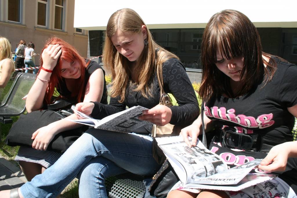 Šodien, 21. maijā, Draudzīgā aicinājuma Liepājas pilsētas 5. vidusskolas pagalmā notika skolas "Gada Grāmatas 2009" atvēršanas svētki. Skolēni saņēma savu grāmatu, ēda kliņģeri, par muzikālo noformējumu gādāja diskžokejs. 
Autors: Uldis Dobelis