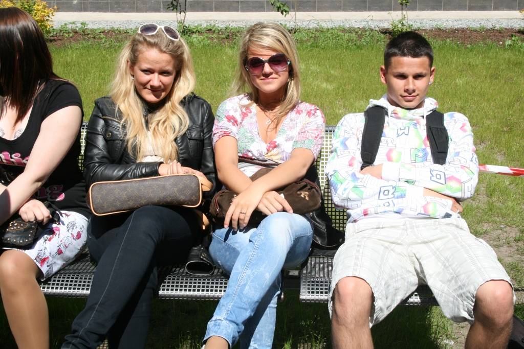 Šodien, 21. maijā, Draudzīgā aicinājuma Liepājas pilsētas 5. vidusskolas pagalmā notika skolas "Gada Grāmatas 2009" atvēršanas svētki. Skolēni saņēma savu grāmatu, ēda kliņģeri, par muzikālo noformējumu gādāja diskžokejs. 
Autors: Uldis Dobelis