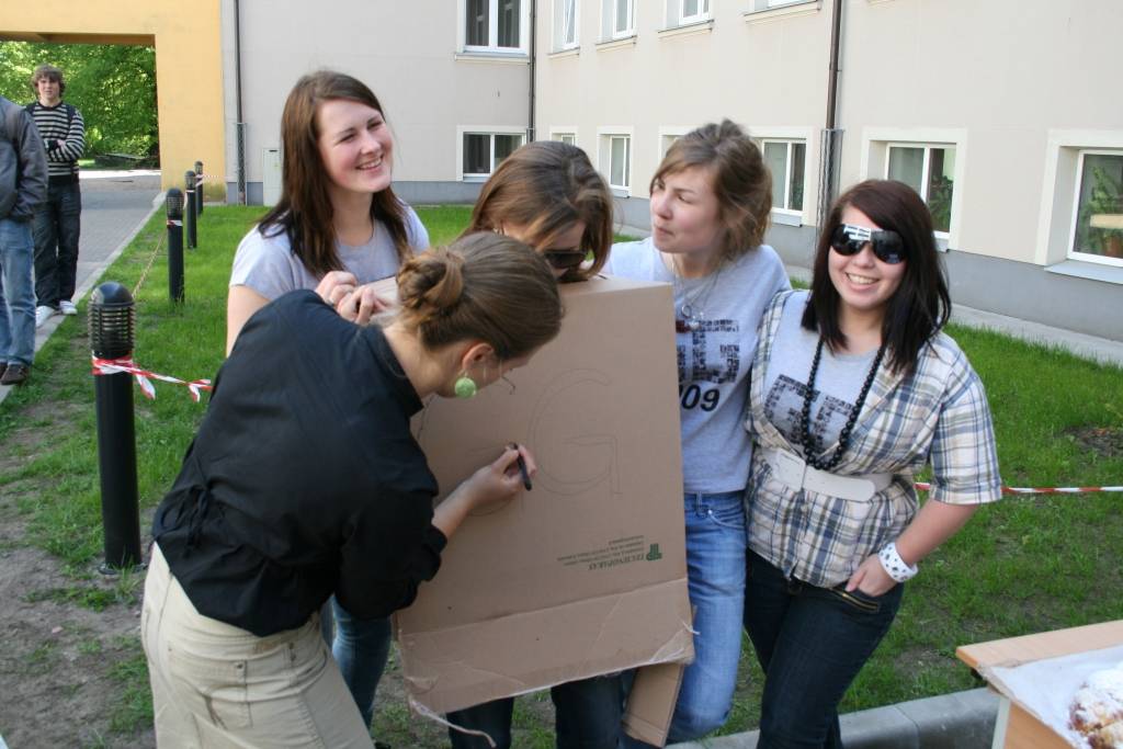 Šodien, 21. maijā, Draudzīgā aicinājuma Liepājas pilsētas 5. vidusskolas pagalmā notika skolas "Gada Grāmatas 2009" atvēršanas svētki. Skolēni saņēma savu grāmatu, ēda kliņģeri, par muzikālo noformējumu gādāja diskžokejs. 
Autors: Uldis Dobelis