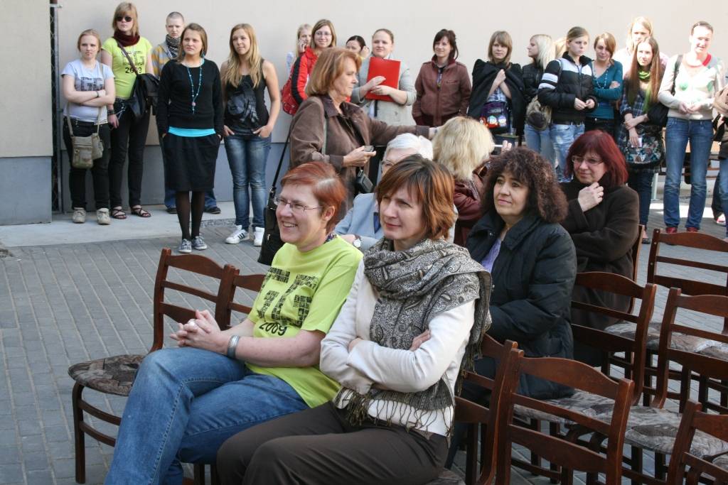 Šodien, 21. maijā, Draudzīgā aicinājuma Liepājas pilsētas 5. vidusskolas pagalmā notika skolas "Gada Grāmatas 2009" atvēršanas svētki. Skolēni saņēma savu grāmatu, ēda kliņģeri, par muzikālo noformējumu gādāja diskžokejs. 
Autors: Uldis Dobelis