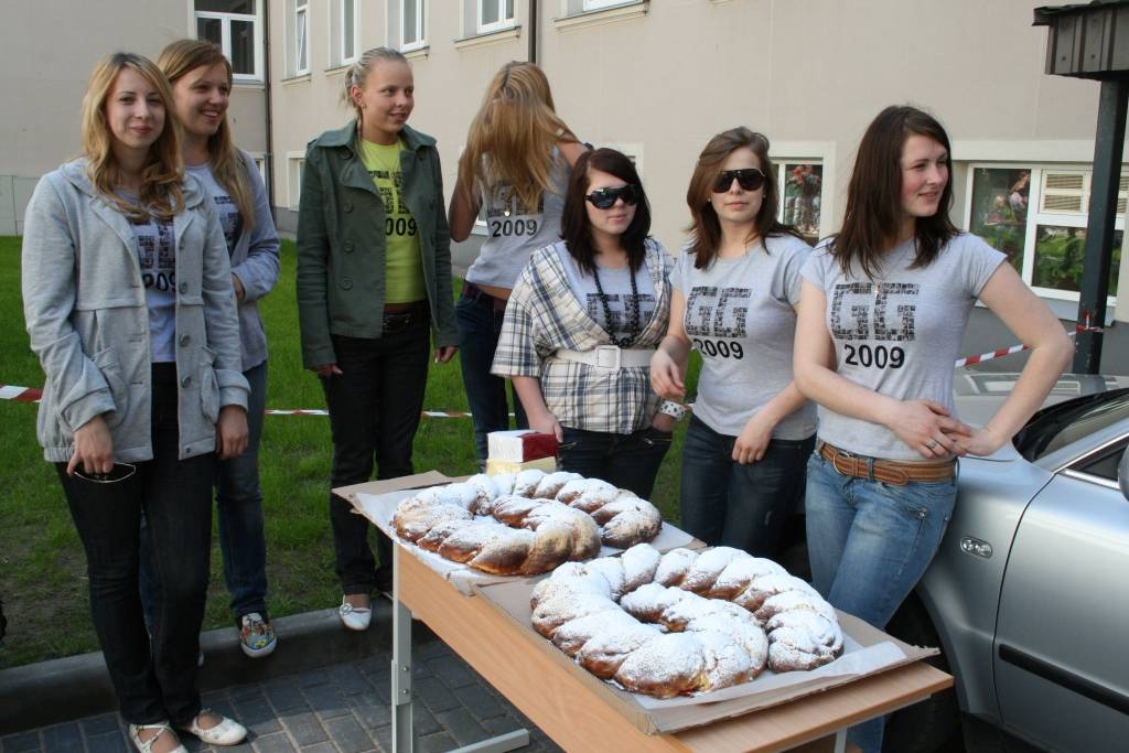 Šodien, 21. maijā, Draudzīgā aicinājuma Liepājas pilsētas 5. vidusskolas pagalmā notika skolas "Gada Grāmatas 2009" atvēršanas svētki. Skolēni saņēma savu grāmatu, ēda kliņģeri, par muzikālo noformējumu gādāja diskžokejs. 
Autors: Uldis Dobelis