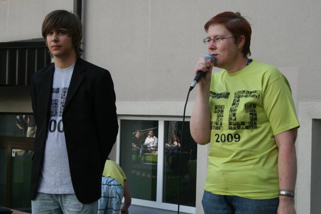 Šodien, 21. maijā, Draudzīgā aicinājuma Liepājas pilsētas 5. vidusskolas pagalmā notika skolas "Gada Grāmatas 2009" atvēršanas svētki. Skolēni saņēma savu grāmatu, ēda kliņģeri, par muzikālo noformējumu gādāja diskžokejs. 
Autors: Uldis Dobelis