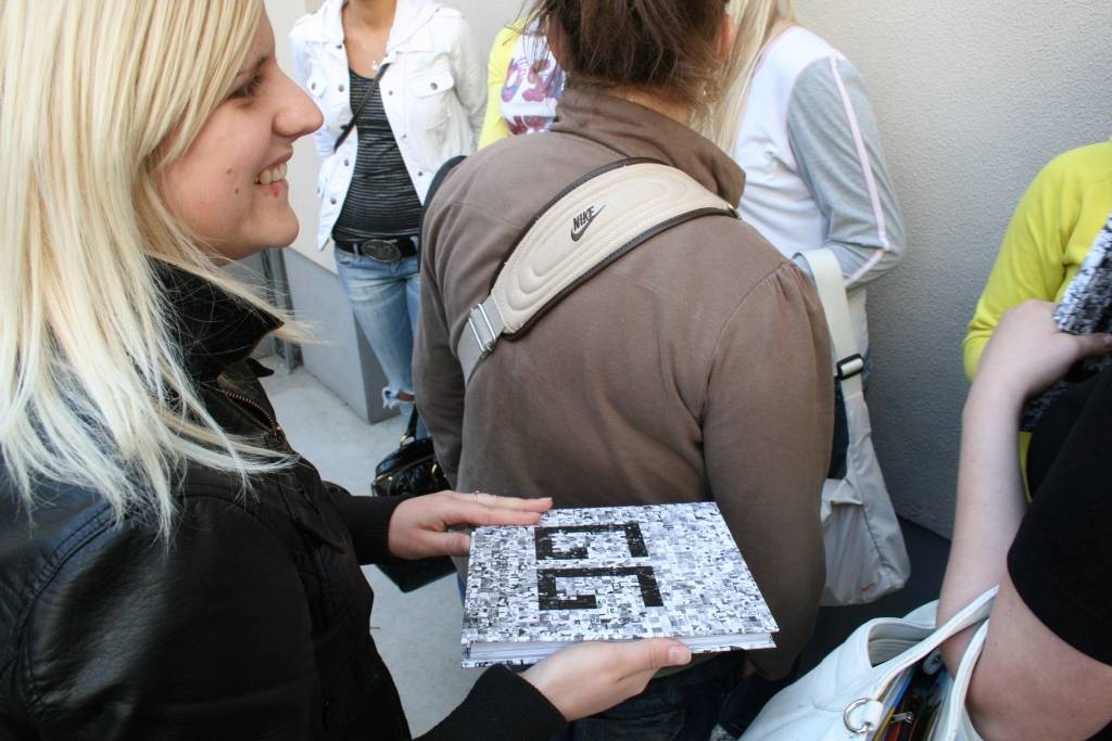 Šodien, 21. maijā, Draudzīgā aicinājuma Liepājas pilsētas 5. vidusskolas pagalmā notika skolas "Gada Grāmatas 2009" atvēršanas svētki. Skolēni saņēma savu grāmatu, ēda kliņģeri, par muzikālo noformējumu gādāja diskžokejs. 
Autors: Uldis Dobelis
