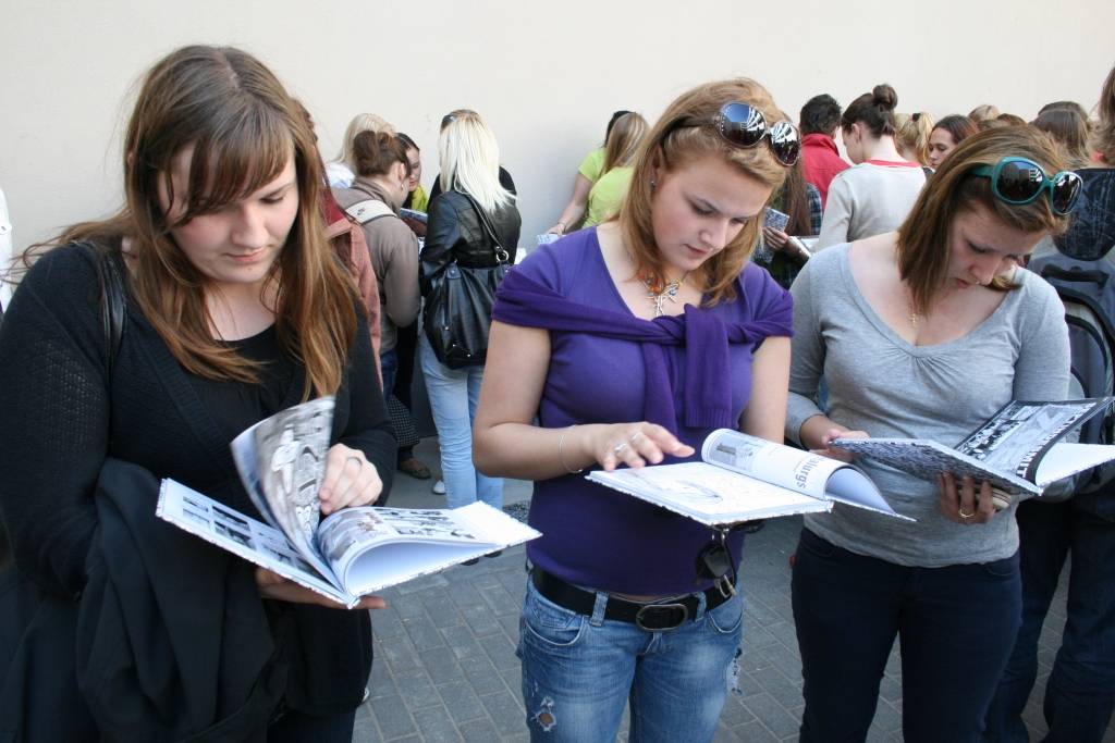 Šodien, 21. maijā, Draudzīgā aicinājuma Liepājas pilsētas 5. vidusskolas pagalmā notika skolas "Gada Grāmatas 2009" atvēršanas svētki. Skolēni saņēma savu grāmatu, ēda kliņģeri, par muzikālo noformējumu gādāja diskžokejs. 
Autors: Uldis Dobelis