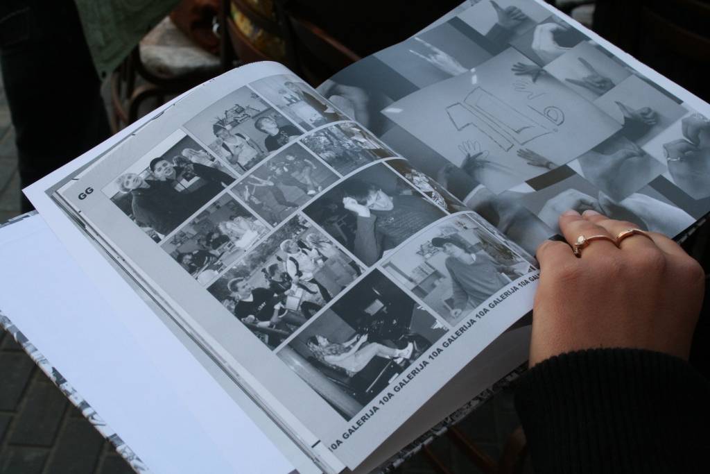 Šodien, 21. maijā, Draudzīgā aicinājuma Liepājas pilsētas 5. vidusskolas pagalmā notika skolas "Gada Grāmatas 2009" atvēršanas svētki. Skolēni saņēma savu grāmatu, ēda kliņģeri, par muzikālo noformējumu gādāja diskžokejs. 
Autors: Uldis Dobelis