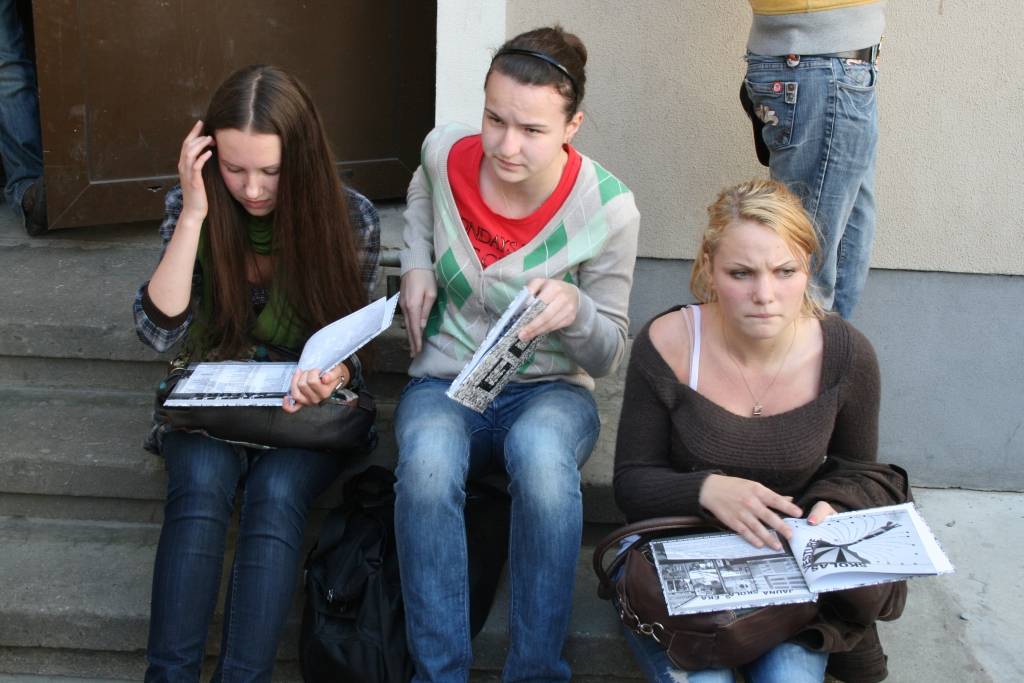 Šodien, 21. maijā, Draudzīgā aicinājuma Liepājas pilsētas 5. vidusskolas pagalmā notika skolas "Gada Grāmatas 2009" atvēršanas svētki. Skolēni saņēma savu grāmatu, ēda kliņģeri, par muzikālo noformējumu gādāja diskžokejs. 
Autors: Uldis Dobelis