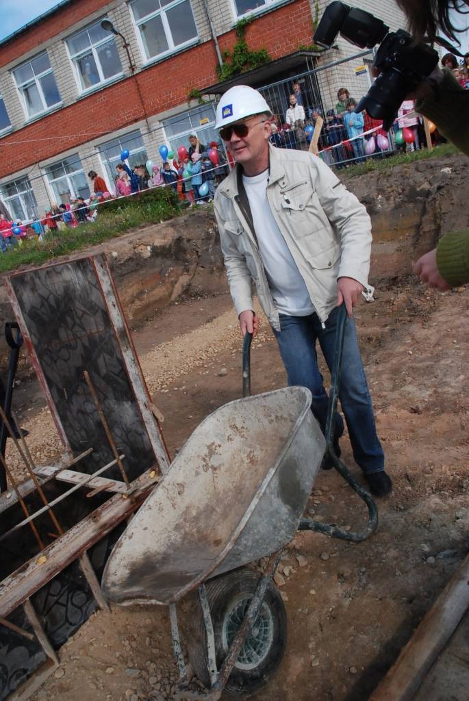 Grobiņas pirmsskolas izglītības iestādes “Pīpenīte” piebūvei šodien, 20. maijā, ielika simbolisku pamatakmeni. 

Jaunā ēka varētu mazināt rindu, kurā mazie grobiņnieki pieteikti kopš dzimšanas. 

Šogad plānots veikt piebūves 1. kārtas...
Autors: Anita Platace