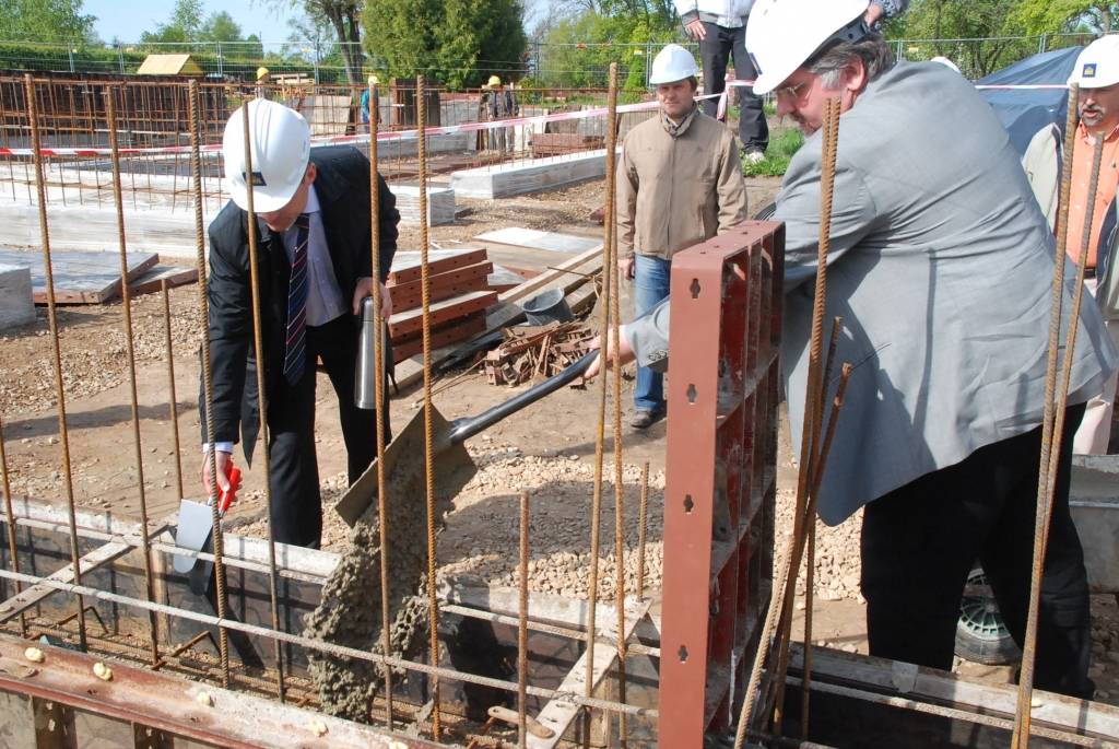 Grobiņas pirmsskolas izglītības iestādes “Pīpenīte” piebūvei šodien, 20. maijā, ielika simbolisku pamatakmeni. 

Jaunā ēka varētu mazināt rindu, kurā mazie grobiņnieki pieteikti kopš dzimšanas. 

Šogad plānots veikt piebūves 1. kārtas...
Autors: Anita Platace