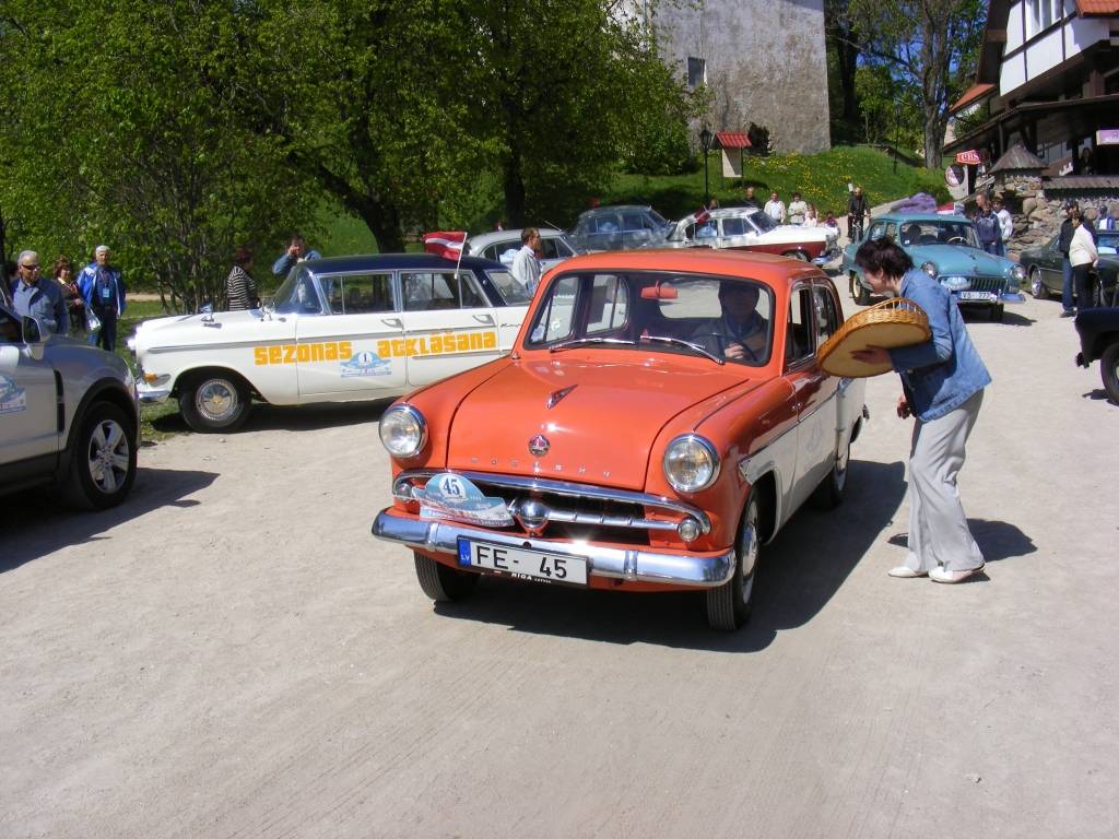 Latvijas Antīko automobiļu kluba Padomju tehnikas sekcija 2009. gada sezonu sestdien uzsāka ar seno spēkratu ralliju Rīga – Pāvilosta – Rīga.
Autors: "Rekurzeme", portāls