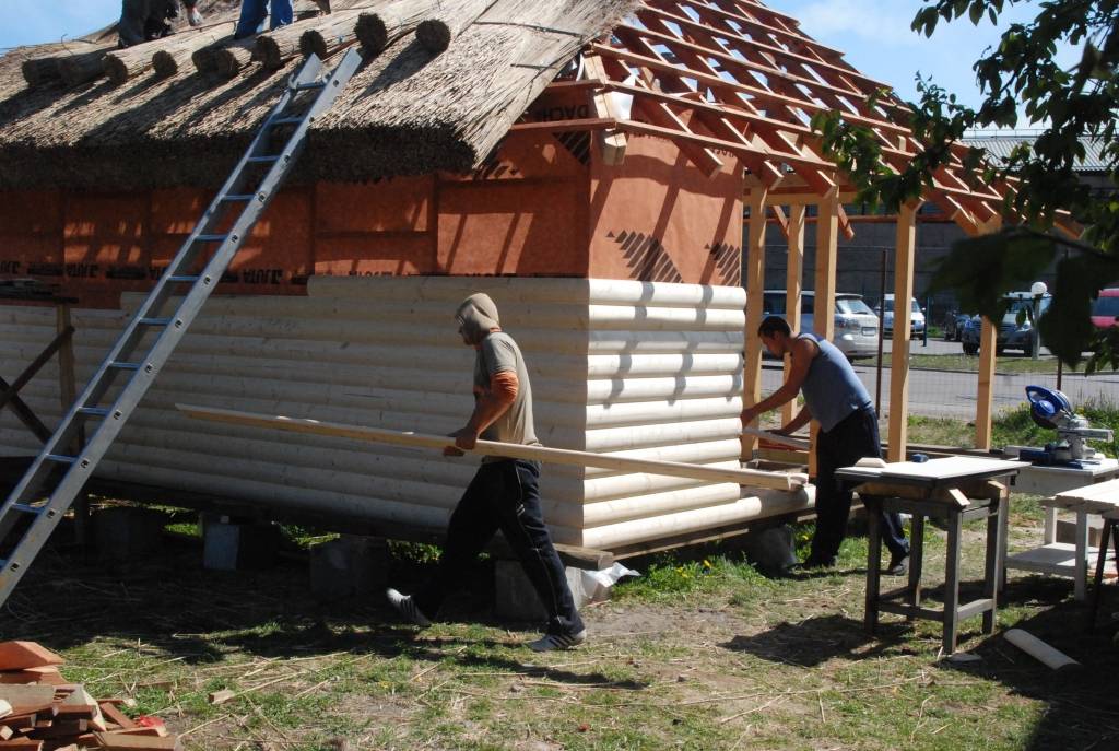 Zemnieku ielas galā, Aleksandra Orlova Skārdnieku darbnīcas sētā, uzņēmējs Vigo Kučinskis būvē pirts-saunas pirmo paraugu, lai praksē pārbaudītu materiālu kombinācijas, projekta izmaksas un citus ar ražošanu saistītas nianses. Visi...
Autors: Ilze Vainovska