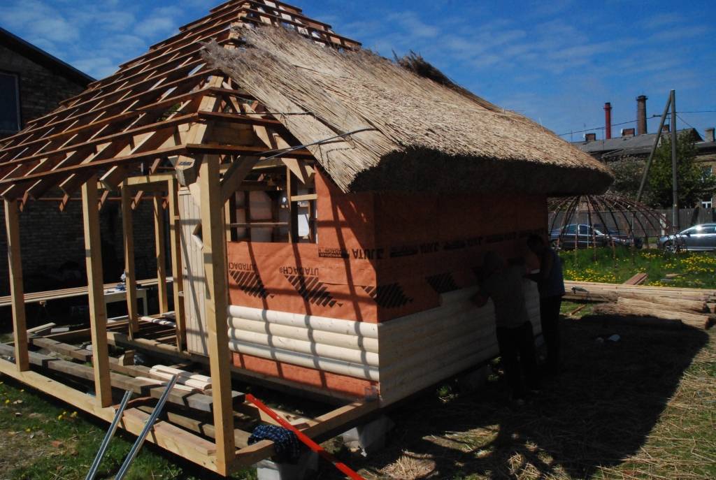 Zemnieku ielas galā, Aleksandra Orlova Skārdnieku darbnīcas sētā, uzņēmējs Vigo Kučinskis būvē pirts-saunas pirmo paraugu, lai praksē pārbaudītu materiālu kombinācijas, projekta izmaksas un citus ar ražošanu saistītas nianses. Visi...
Autors: Ilze Vainovska