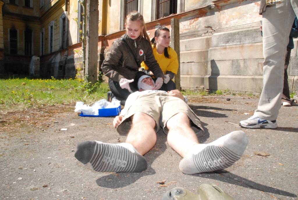 Piektdien Karostas pamatskolā un Katedrāles ielas galā notika pirmās palīdzības sacensības Liepājas un Liepājas rajona skolēniem, ko rīkoja Latvijas Sarkanā Krusta Liepājas komiteja un Jaunatnes nodaļa. 15 komandas sacentās dažādu...
Autors: Ilze Vainovska