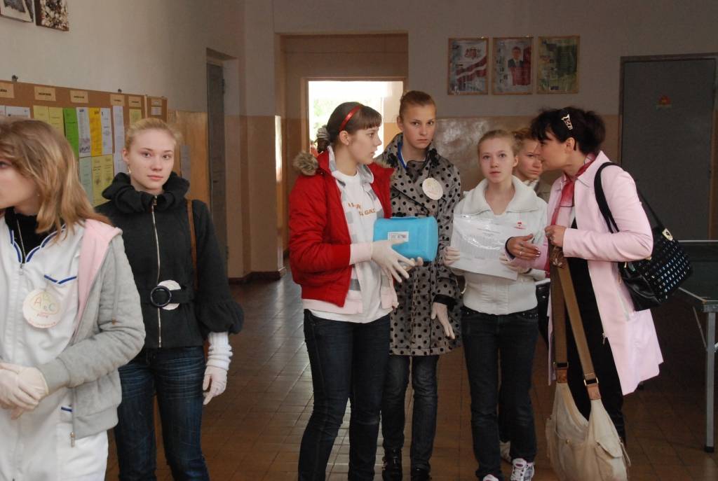 Piektdien Karostas pamatskolā un Katedrāles ielas galā notika pirmās palīdzības sacensības Liepājas un Liepājas rajona skolēniem, ko rīkoja Latvijas Sarkanā Krusta Liepājas komiteja un Jaunatnes nodaļa. 15 komandas sacentās dažādu...
Autors: Ilze Vainovska