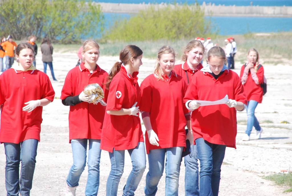 Piektdien Karostas pamatskolā un Katedrāles ielas galā notika pirmās palīdzības sacensības Liepājas un Liepājas rajona skolēniem, ko rīkoja Latvijas Sarkanā Krusta Liepājas komiteja un Jaunatnes nodaļa. 15 komandas sacentās dažādu...
Autors: Ilze Vainovska