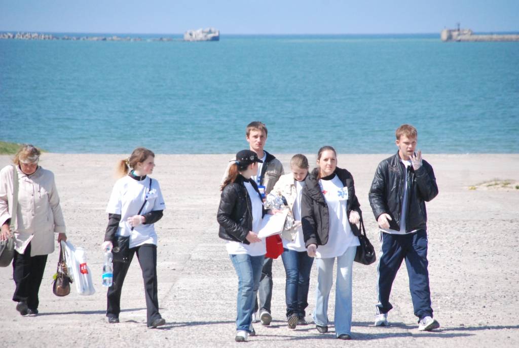 Piektdien Karostas pamatskolā un Katedrāles ielas galā notika pirmās palīdzības sacensības Liepājas un Liepājas rajona skolēniem, ko rīkoja Latvijas Sarkanā Krusta Liepājas komiteja un Jaunatnes nodaļa. 15 komandas sacentās dažādu...
Autors: Ilze Vainovska