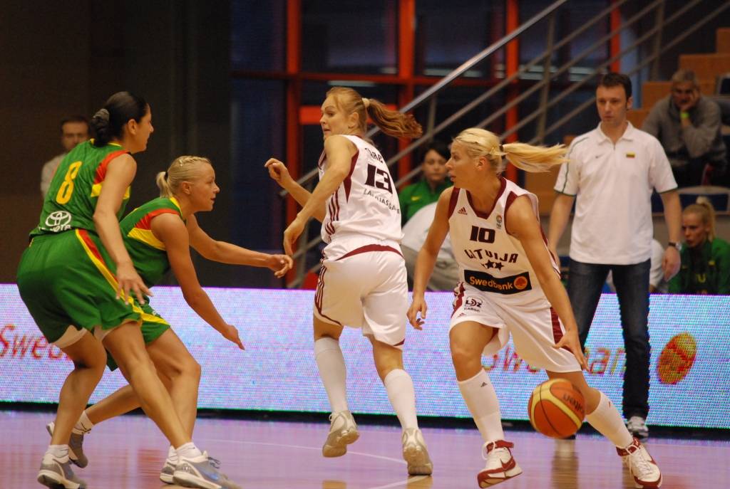 Šodien, 15. maijā, pulksten 13 Liepājas Olimpiskajā centrā Latvijas sieviešu basketbola izlase aizvadīs otro pārbaudes spēli ar Lietuvas valstsvienību. Mačs notiks aiz slēgtām durvīm - bez skatītājiem. Vakar, 14. maijā, abas izlases jau...
Autors: Uldis Dobelis