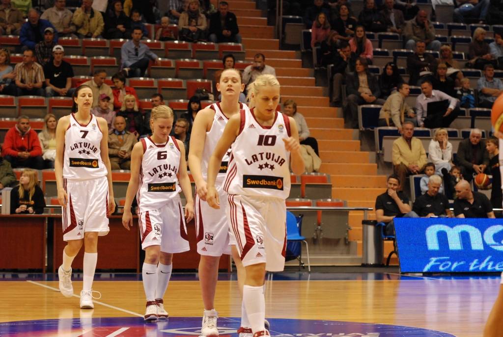 Šodien, 15. maijā, pulksten 13 Liepājas Olimpiskajā centrā Latvijas sieviešu basketbola izlase aizvadīs otro pārbaudes spēli ar Lietuvas valstsvienību. Mačs notiks aiz slēgtām durvīm - bez skatītājiem. Vakar, 14. maijā, abas izlases jau...
Autors: Uldis Dobelis