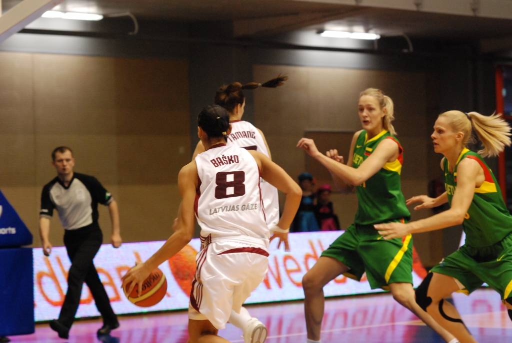 Šodien, 15. maijā, pulksten 13 Liepājas Olimpiskajā centrā Latvijas sieviešu basketbola izlase aizvadīs otro pārbaudes spēli ar Lietuvas valstsvienību. Mačs notiks aiz slēgtām durvīm - bez skatītājiem. Vakar, 14. maijā, abas izlases jau...
Autors: Uldis Dobelis