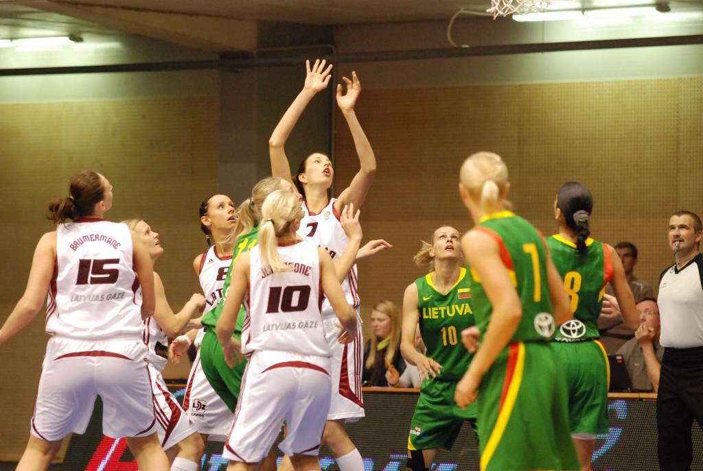Šodien, 15. maijā, pulksten 13 Liepājas Olimpiskajā centrā Latvijas sieviešu basketbola izlase aizvadīs otro pārbaudes spēli ar Lietuvas valstsvienību. Mačs notiks aiz slēgtām durvīm - bez skatītājiem. Vakar, 14. maijā, abas izlases jau...
Autors: Uldis Dobelis