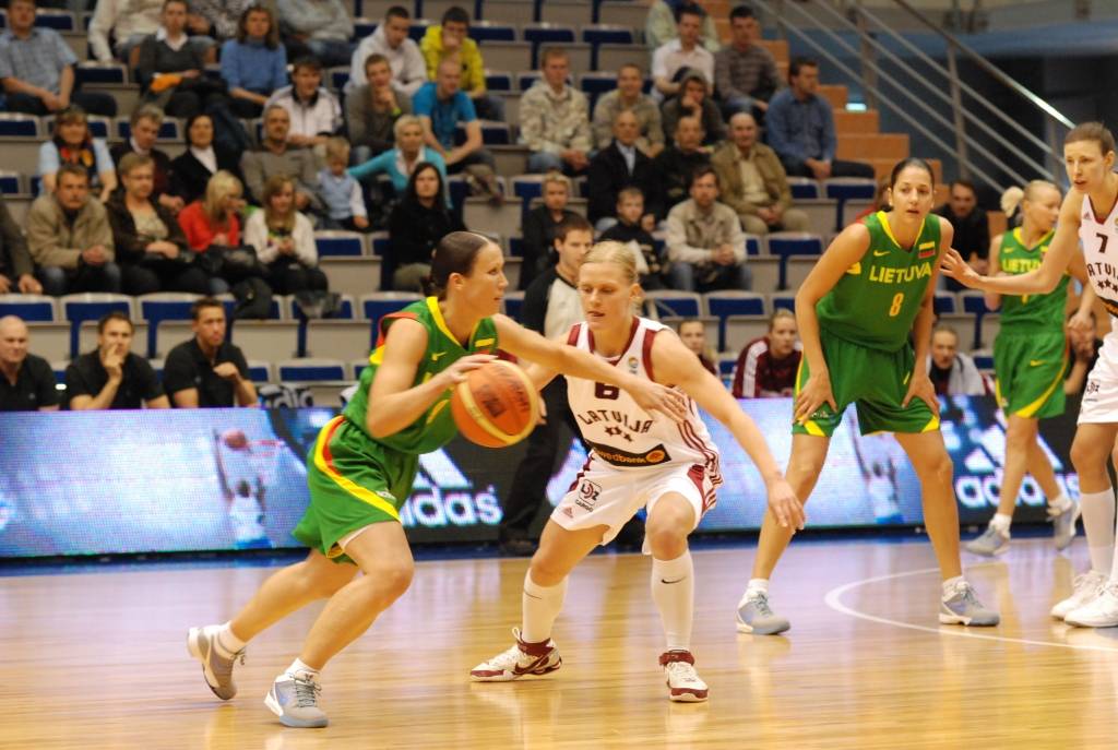 Šodien, 15. maijā, pulksten 13 Liepājas Olimpiskajā centrā Latvijas sieviešu basketbola izlase aizvadīs otro pārbaudes spēli ar Lietuvas valstsvienību. Mačs notiks aiz slēgtām durvīm - bez skatītājiem. Vakar, 14. maijā, abas izlases jau...
Autors: Uldis Dobelis