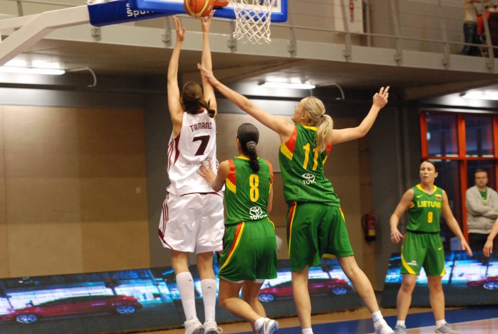 Šodien, 15. maijā, pulksten 13 Liepājas Olimpiskajā centrā Latvijas sieviešu basketbola izlase aizvadīs otro pārbaudes spēli ar Lietuvas valstsvienību. Mačs notiks aiz slēgtām durvīm - bez skatītājiem. Vakar, 14. maijā, abas izlases jau...
Autors: Uldis Dobelis