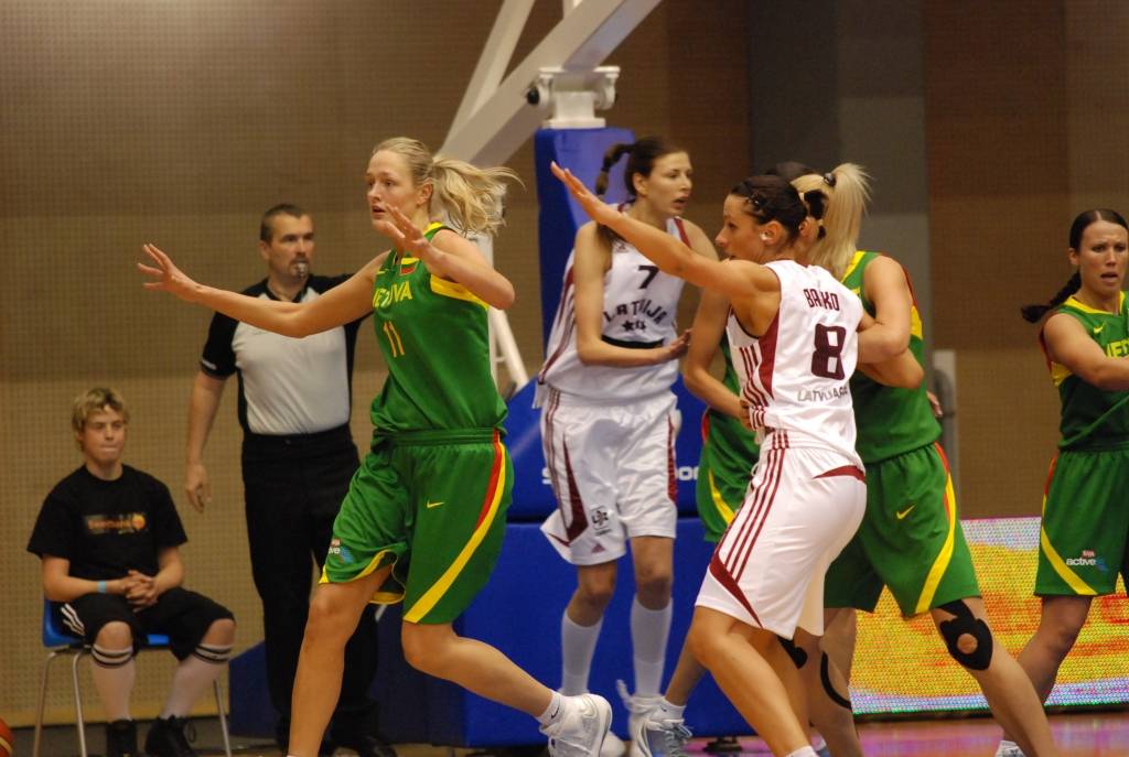 Šodien, 15. maijā, pulksten 13 Liepājas Olimpiskajā centrā Latvijas sieviešu basketbola izlase aizvadīs otro pārbaudes spēli ar Lietuvas valstsvienību. Mačs notiks aiz slēgtām durvīm - bez skatītājiem. Vakar, 14. maijā, abas izlases jau...
Autors: Uldis Dobelis