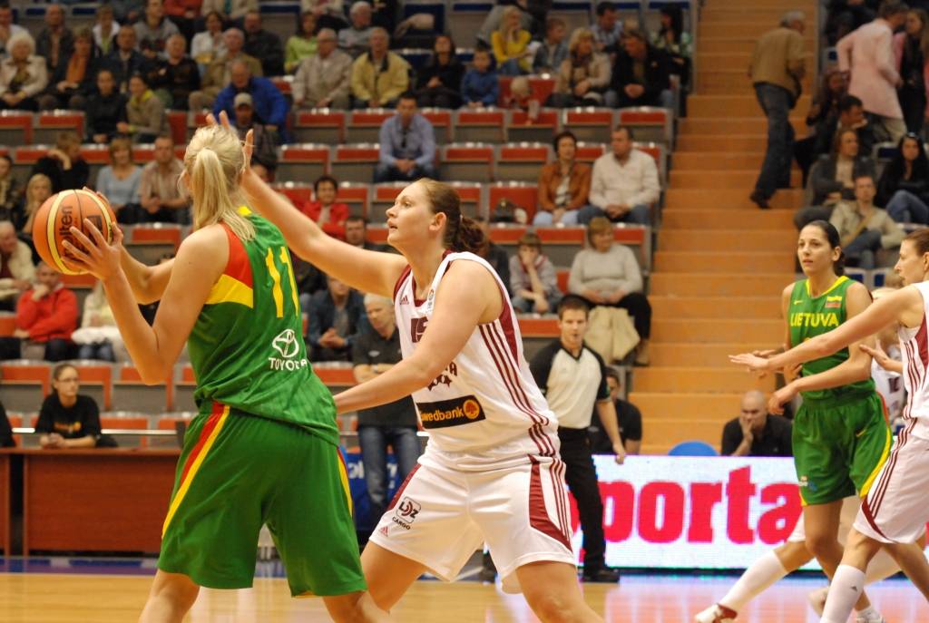 Šodien, 15. maijā, pulksten 13 Liepājas Olimpiskajā centrā Latvijas sieviešu basketbola izlase aizvadīs otro pārbaudes spēli ar Lietuvas valstsvienību. Mačs notiks aiz slēgtām durvīm - bez skatītājiem. Vakar, 14. maijā, abas izlases jau...
Autors: Uldis Dobelis