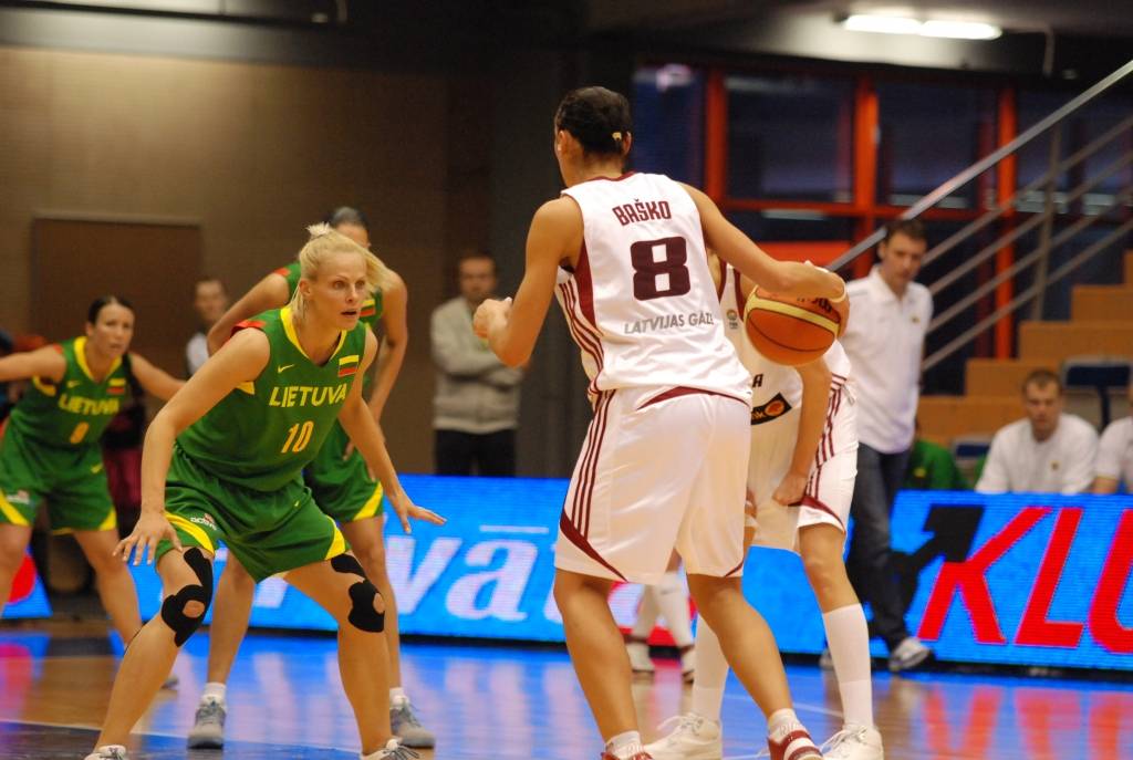 Šodien, 15. maijā, pulksten 13 Liepājas Olimpiskajā centrā Latvijas sieviešu basketbola izlase aizvadīs otro pārbaudes spēli ar Lietuvas valstsvienību. Mačs notiks aiz slēgtām durvīm - bez skatītājiem. Vakar, 14. maijā, abas izlases jau...
Autors: Uldis Dobelis