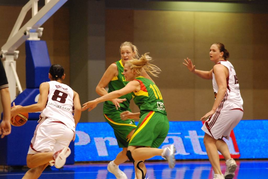 Šodien, 15. maijā, pulksten 13 Liepājas Olimpiskajā centrā Latvijas sieviešu basketbola izlase aizvadīs otro pārbaudes spēli ar Lietuvas valstsvienību. Mačs notiks aiz slēgtām durvīm - bez skatītājiem. Vakar, 14. maijā, abas izlases jau...
Autors: Uldis Dobelis