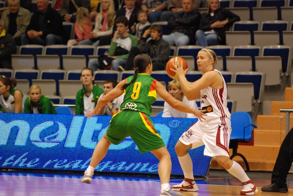 Šodien, 15. maijā, pulksten 13 Liepājas Olimpiskajā centrā Latvijas sieviešu basketbola izlase aizvadīs otro pārbaudes spēli ar Lietuvas valstsvienību. Mačs notiks aiz slēgtām durvīm - bez skatītājiem. Vakar, 14. maijā, abas izlases jau...
Autors: Uldis Dobelis